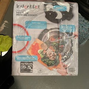Insta pot multi use pressure cooker ( new still in box/ wrap)